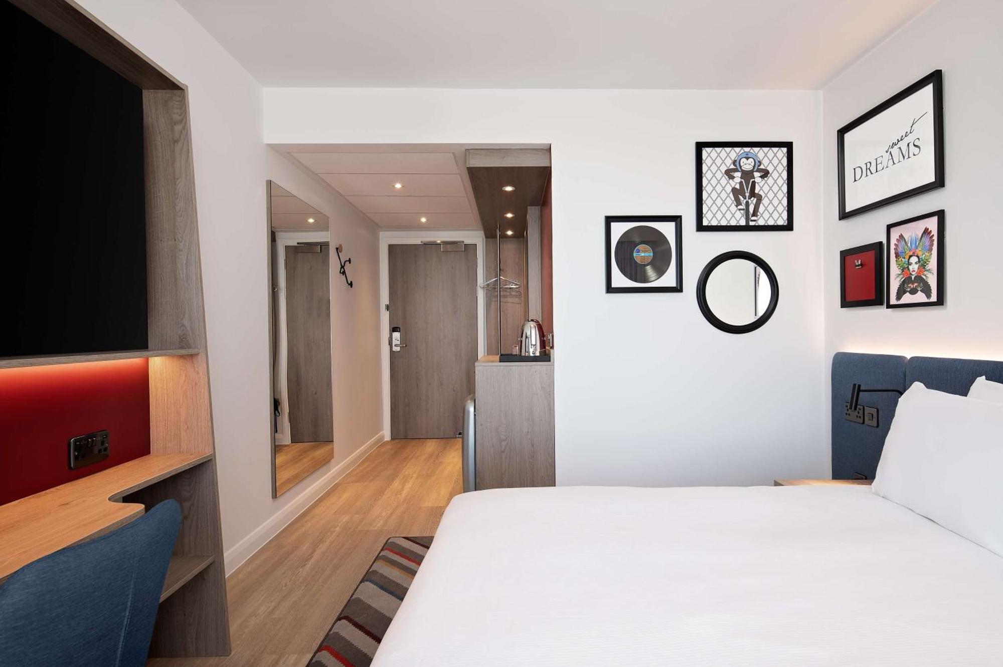 Hampton By Hilton High Wycombe Hotel Bagian luar foto
