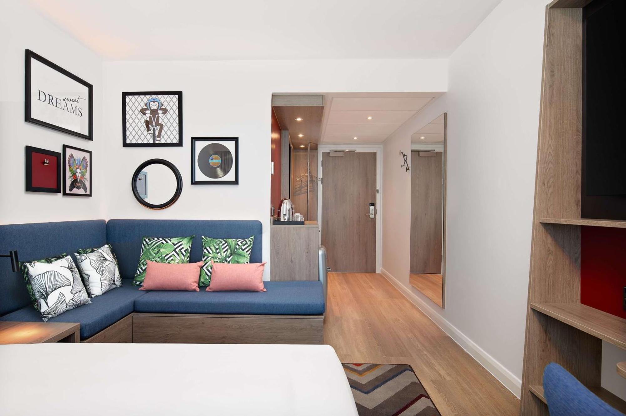 Hampton By Hilton High Wycombe Hotel Bagian luar foto