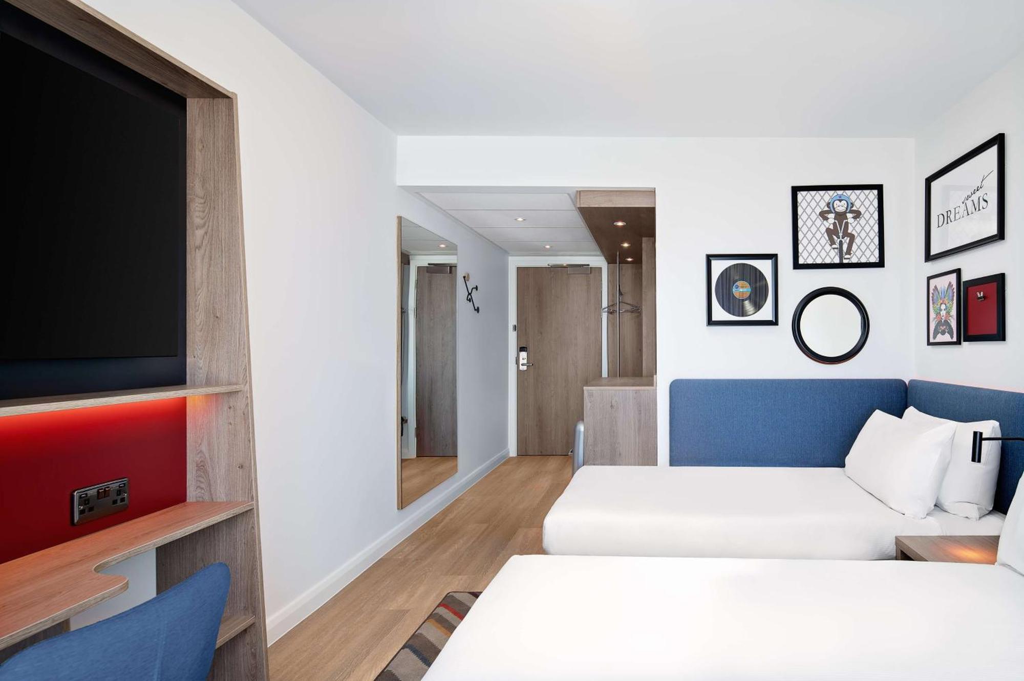Hampton By Hilton High Wycombe Hotel Bagian luar foto