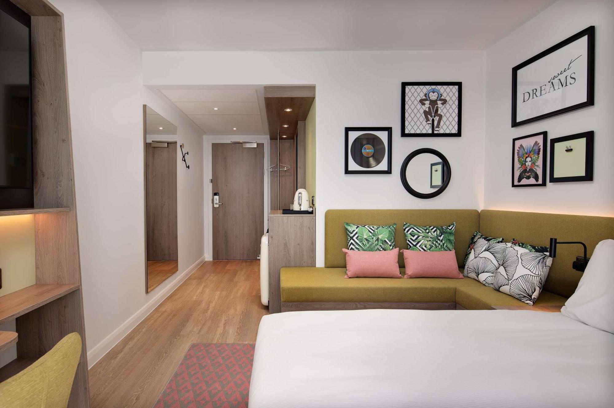 Hampton By Hilton High Wycombe Hotel Bagian luar foto