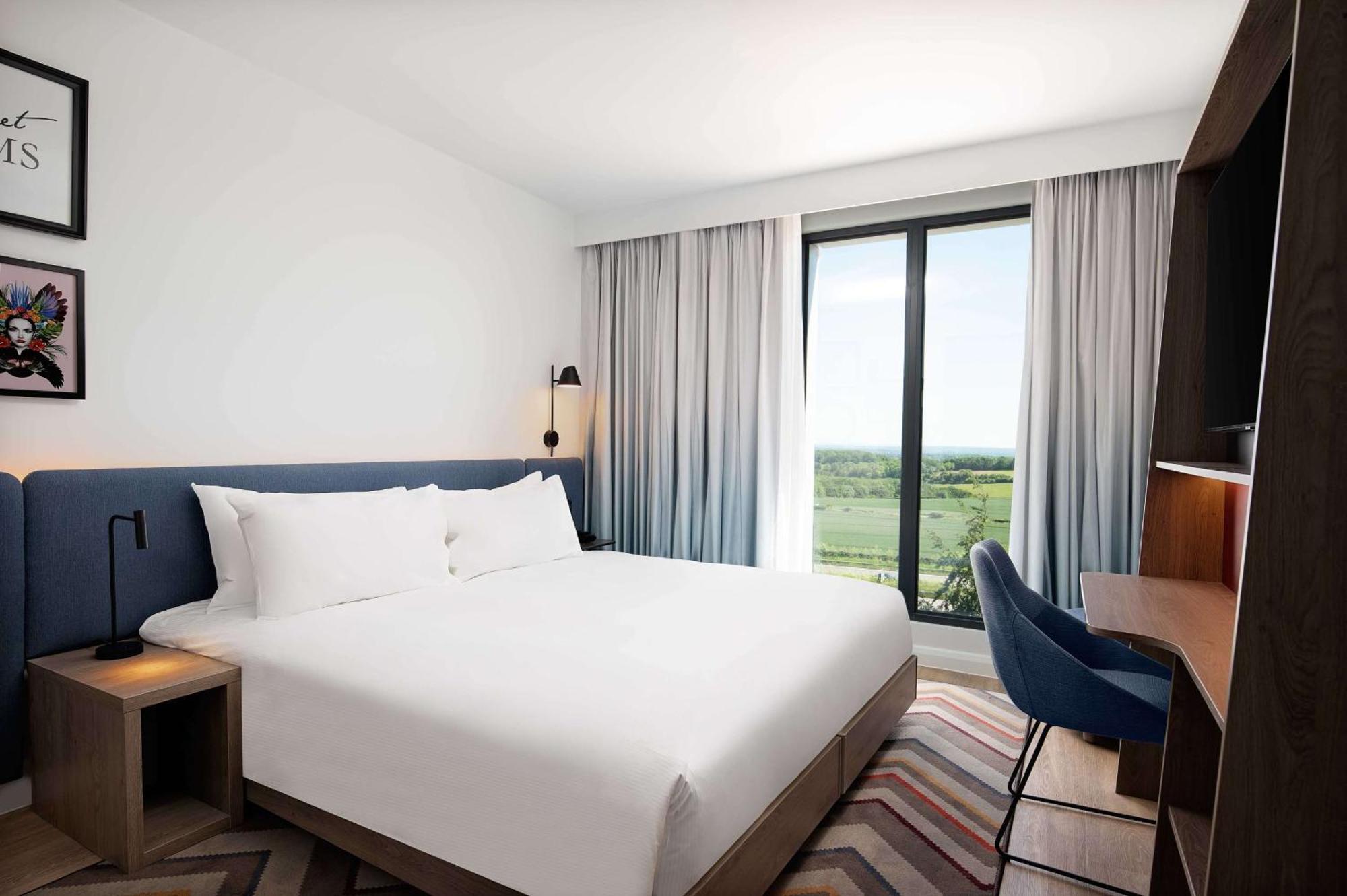 Hampton By Hilton High Wycombe Hotel Bagian luar foto