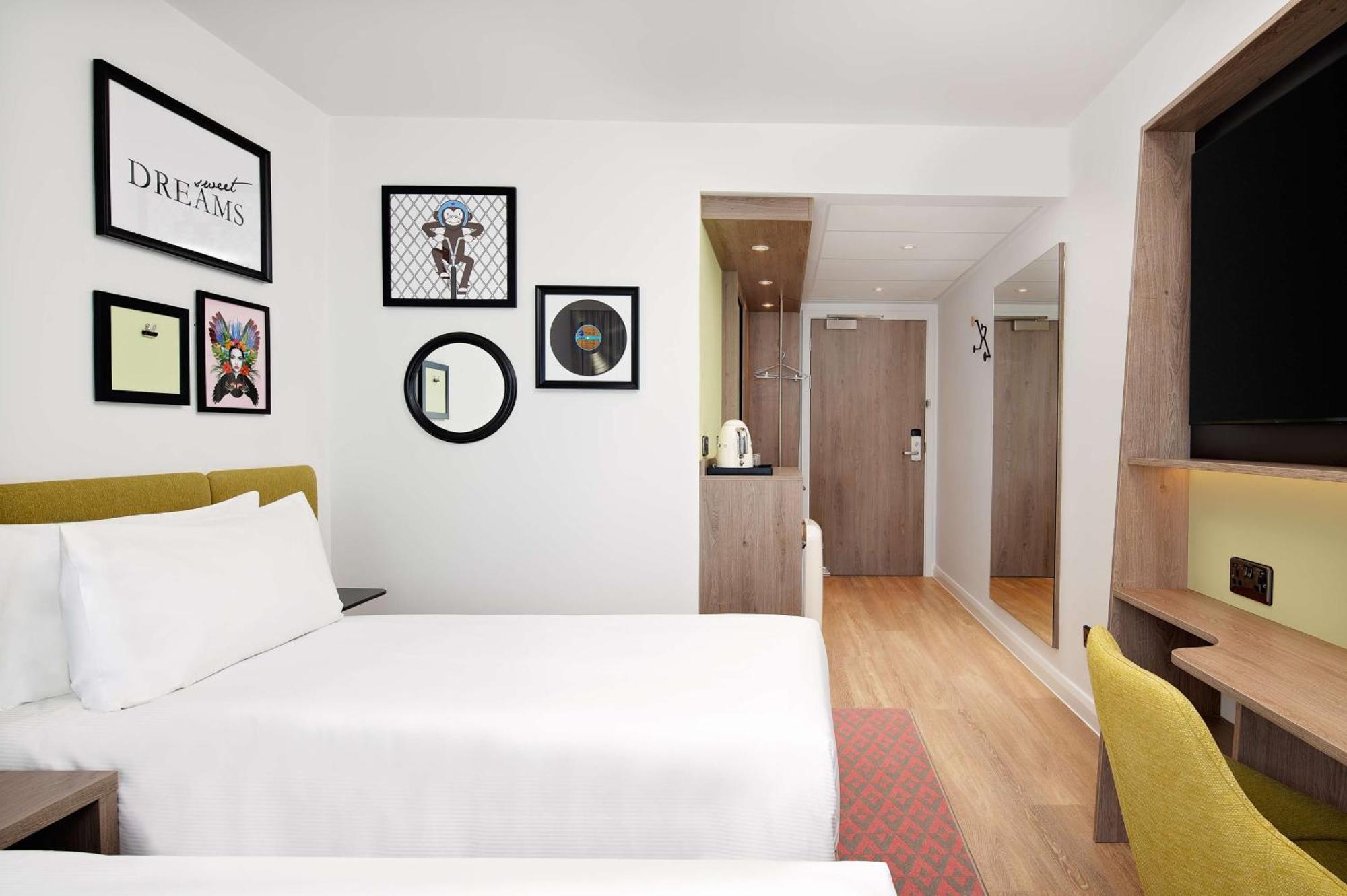 Hampton By Hilton High Wycombe Hotel Bagian luar foto