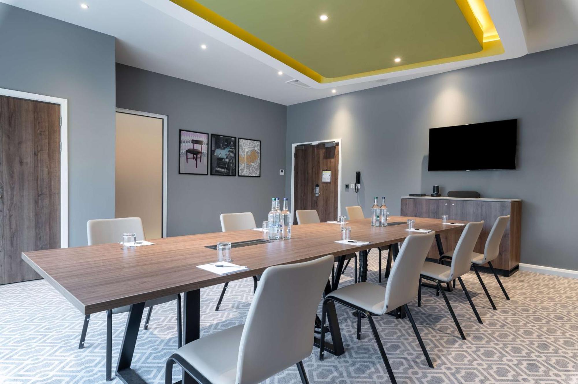 Hampton By Hilton High Wycombe Hotel Bagian luar foto