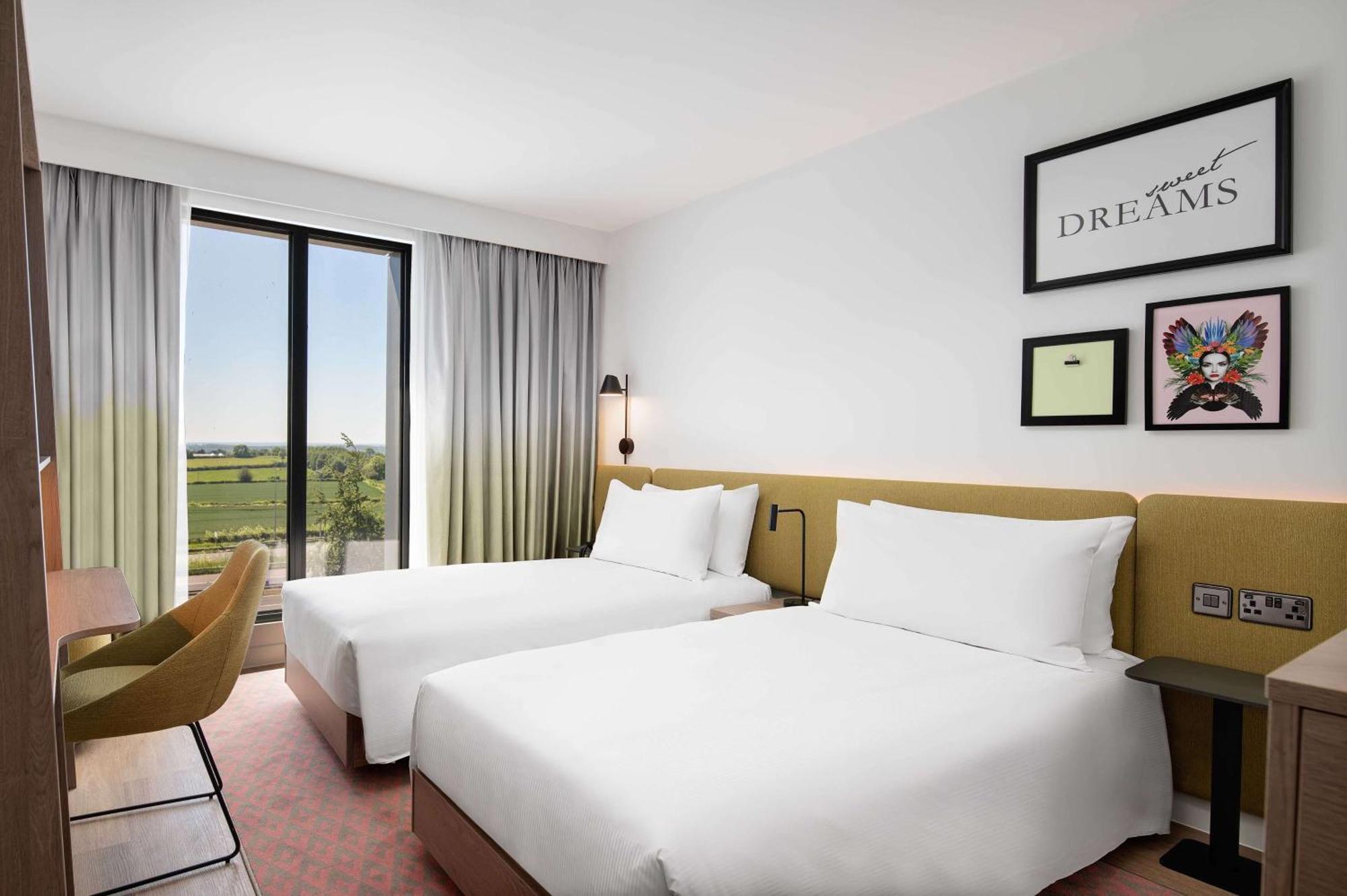 Hampton By Hilton High Wycombe Hotel Bagian luar foto