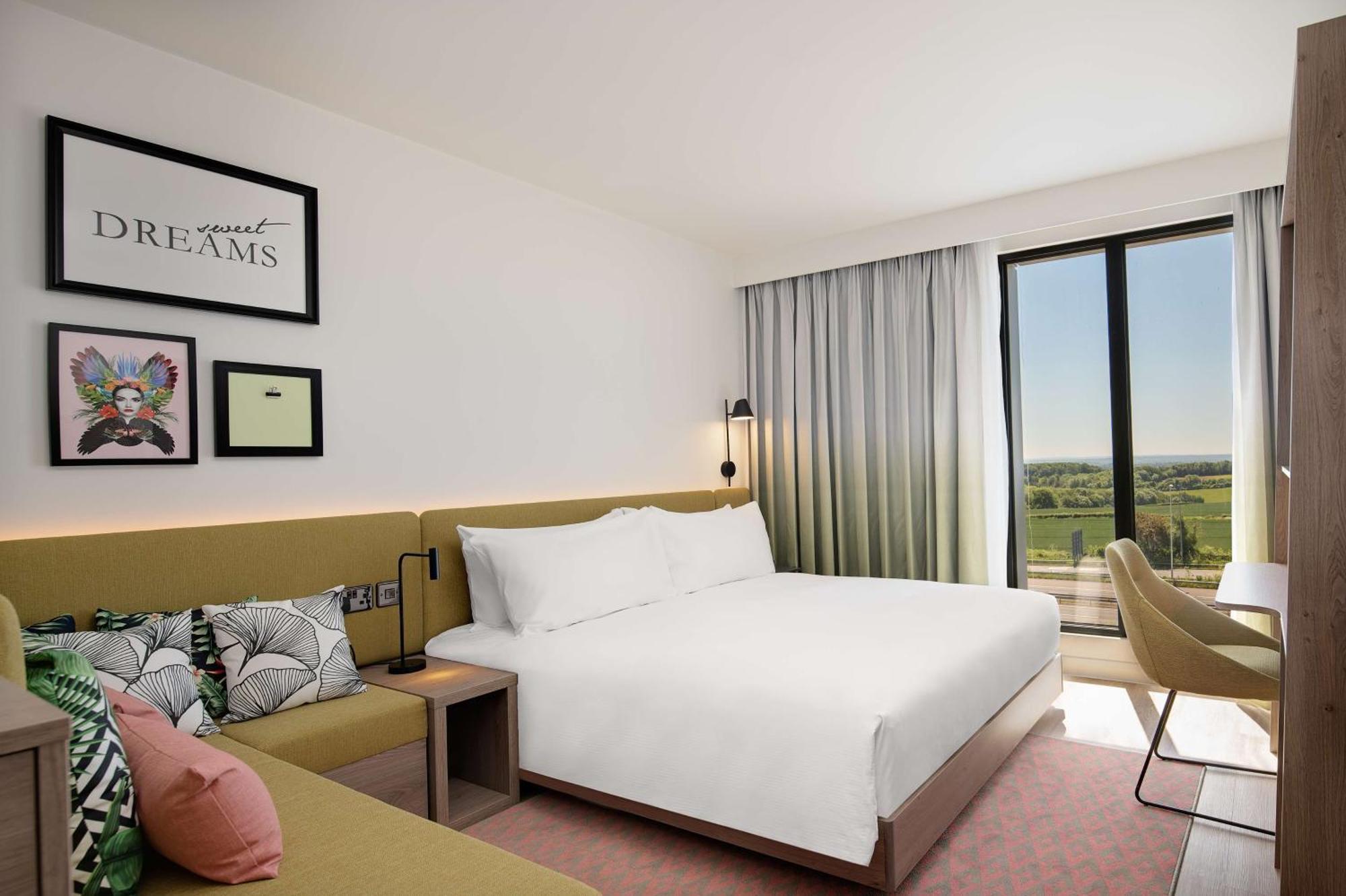 Hampton By Hilton High Wycombe Hotel Bagian luar foto