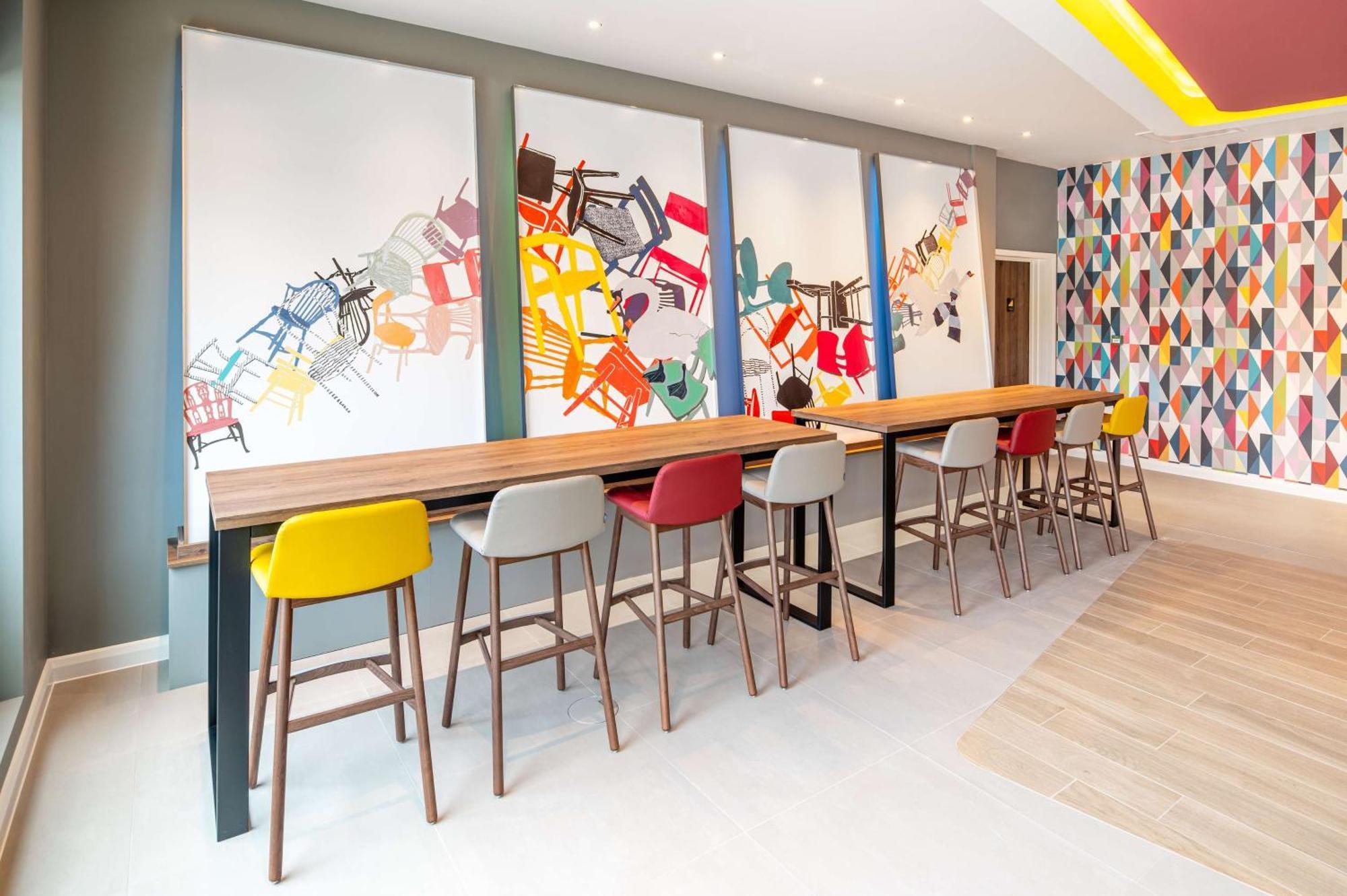 Hampton By Hilton High Wycombe Hotel Bagian luar foto
