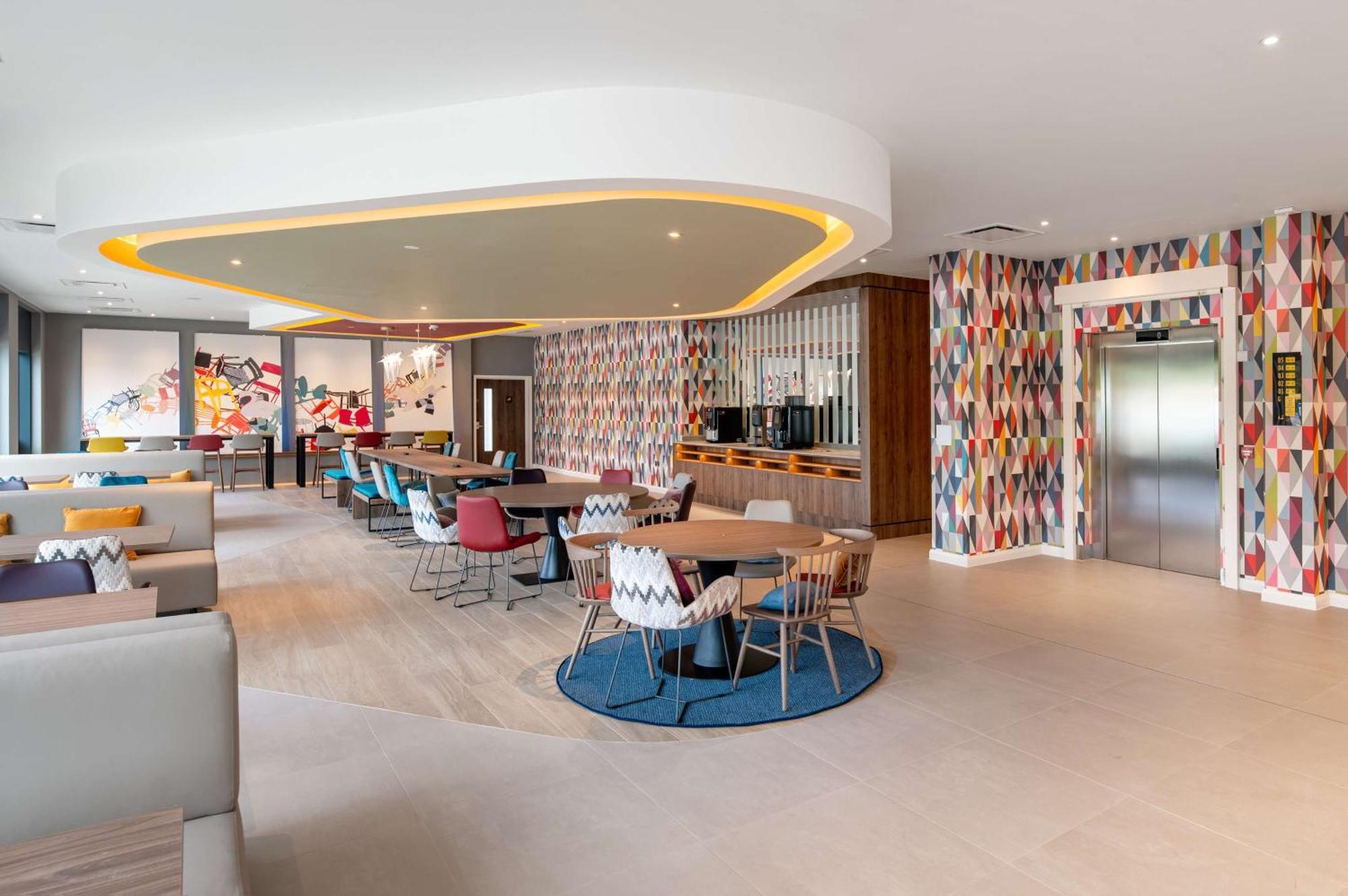 Hampton By Hilton High Wycombe Hotel Bagian luar foto