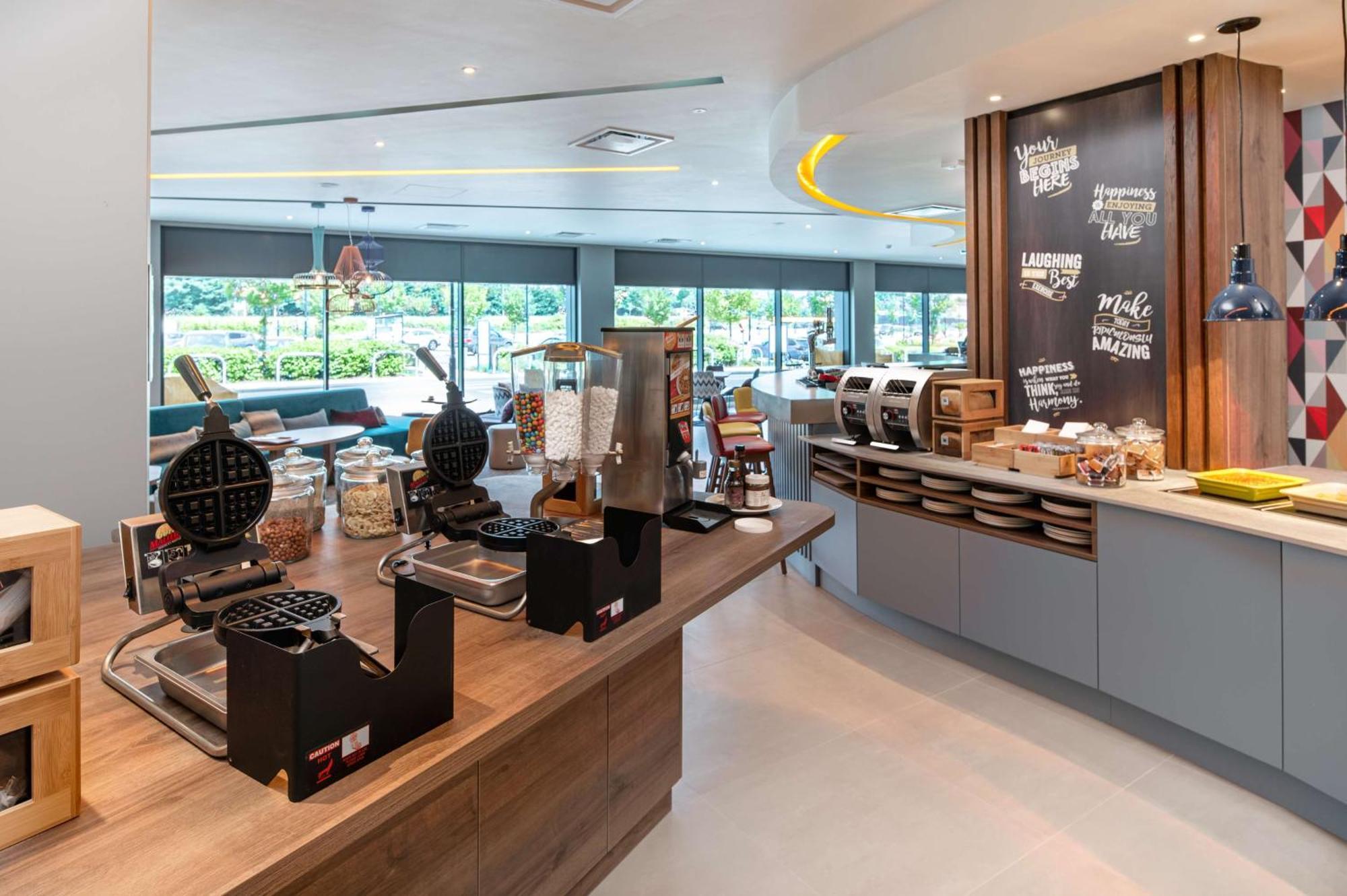 Hampton By Hilton High Wycombe Hotel Bagian luar foto
