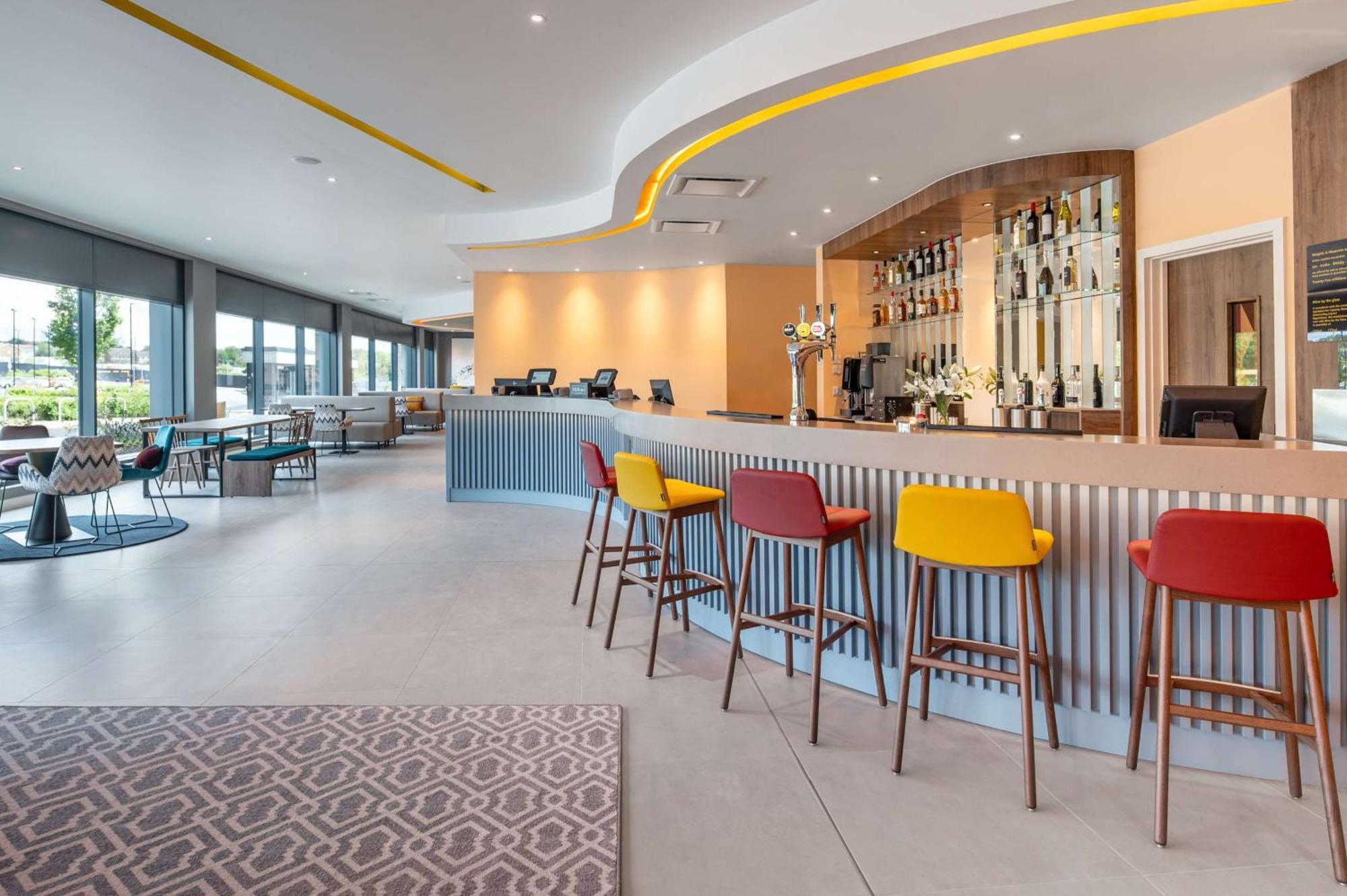 Hampton By Hilton High Wycombe Hotel Bagian luar foto