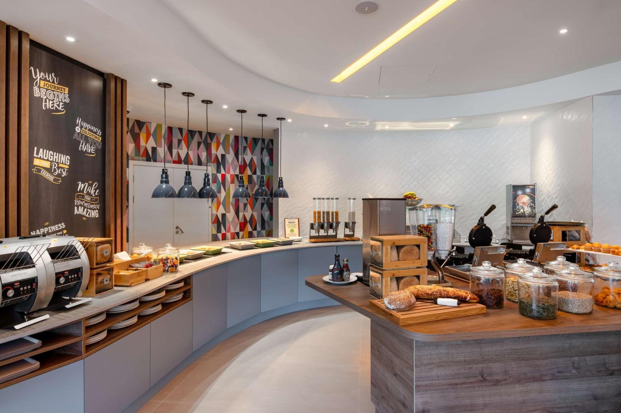Hampton By Hilton High Wycombe Hotel Bagian luar foto