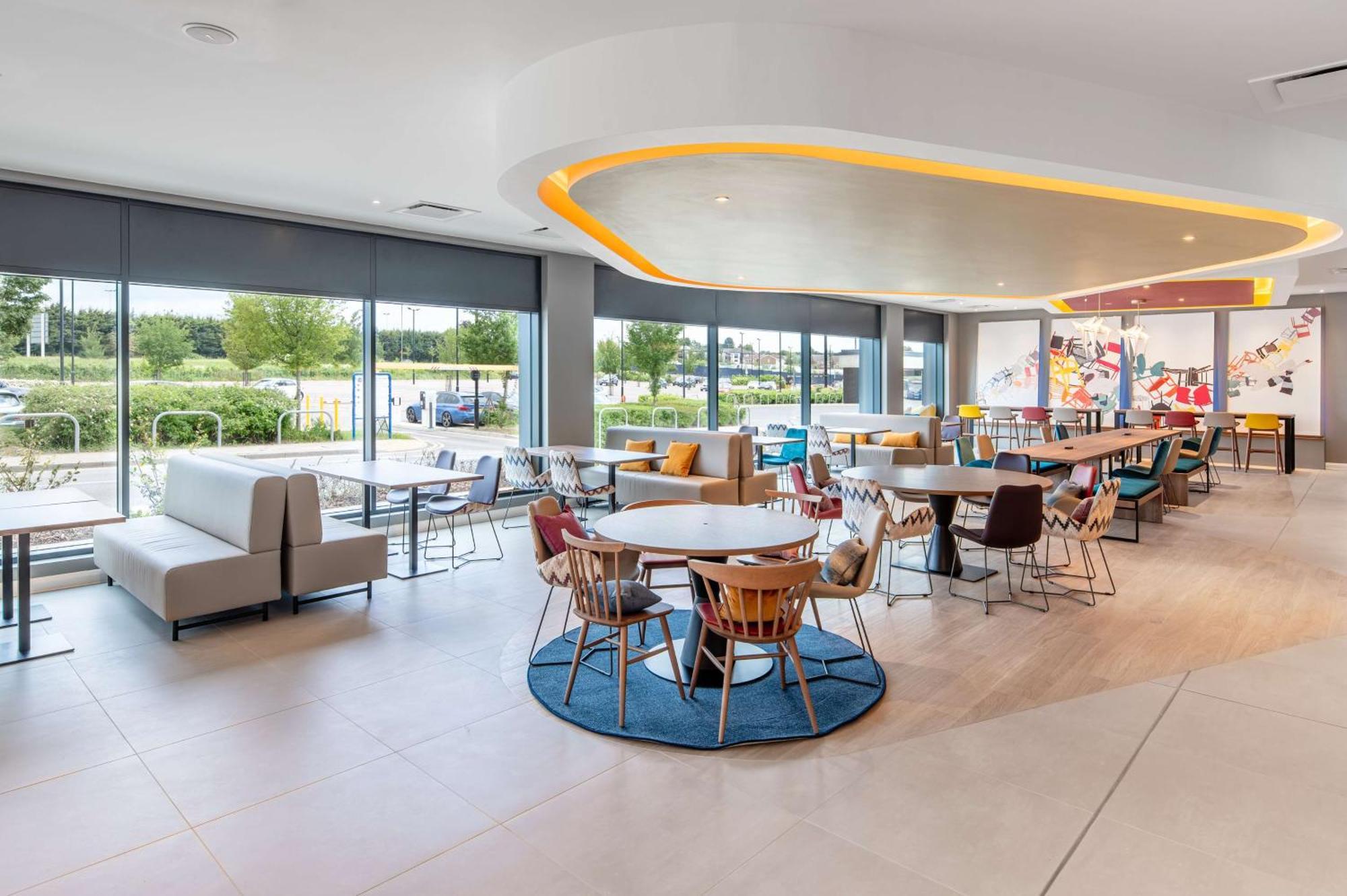 Hampton By Hilton High Wycombe Hotel Bagian luar foto