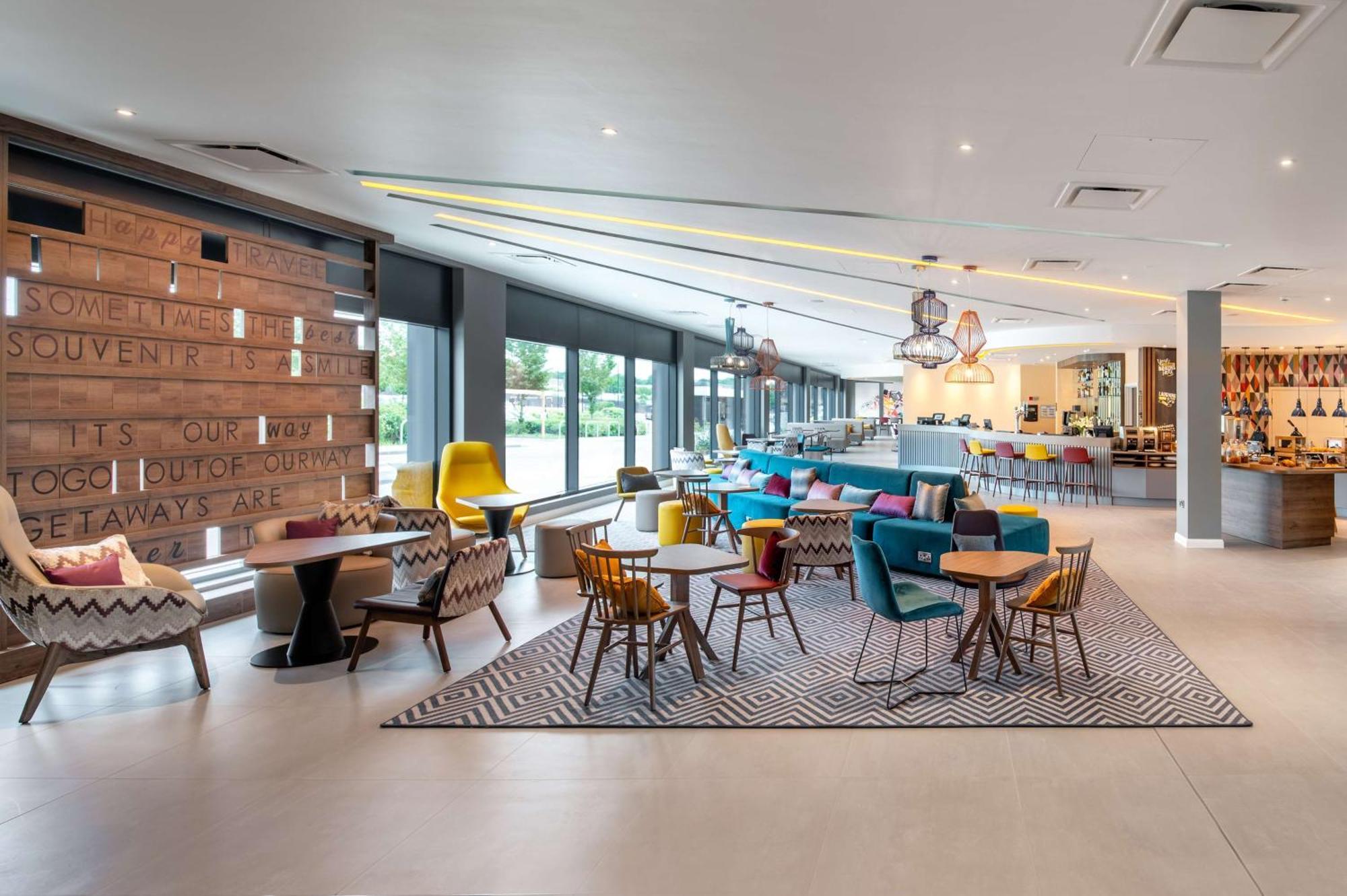Hampton By Hilton High Wycombe Hotel Bagian luar foto